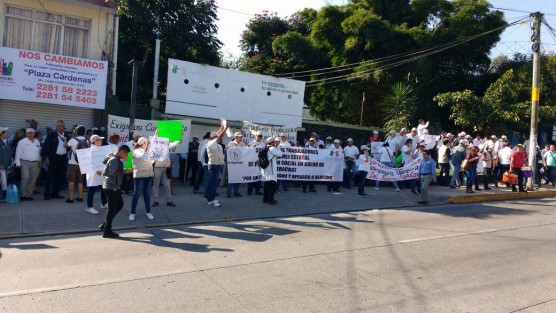 
Ante la falta de respuesta, trabajadores finiquitados del Seguro Popular marcharon desde sus oficinas hacia el centro de Xalapa. Aproximadamente 500 empleados quedaron sin trabajo luego de que no se respetara su contrato colectivo de trabajo.