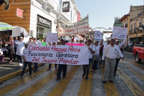 Ante la falta de respuesta, trabajadores finiquitados del Seguro Popular marcharon desde sus oficinas hacia el centro de Xalapa. Aproximadamente 500 empleados quedaron sin trabajo luego de que no se respetara su contrato colectivo de trabajo.
