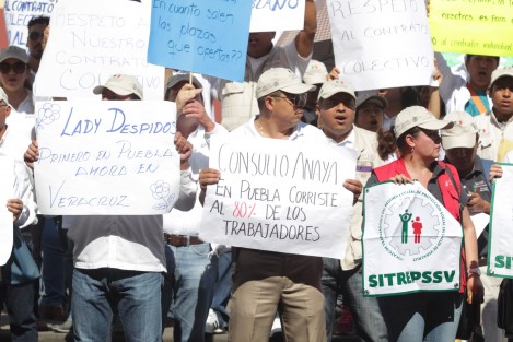 
Ante la falta de respuesta, trabajadores finiquitados del Seguro Popular marcharon desde sus oficinas hacia el centro de Xalapa. Aproximadamente 500 empleados quedaron sin trabajo luego de que no se respetara su contrato colectivo de trabajo.