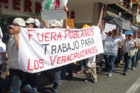 
Ante la falta de respuesta, trabajadores finiquitados del Seguro Popular marcharon desde sus oficinas hacia el centro de Xalapa. Aproximadamente 500 empleados quedaron sin trabajo luego de que no se respetara su contrato colectivo de trabajo.