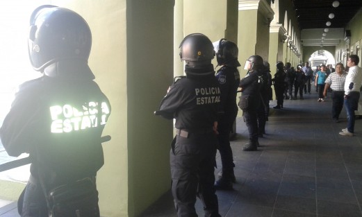 El grupo femenil de policías antimotines de la Secretaría de Seguridad Pública de Veracruz resguarda el Palacio de Gobierno de puertas abiertas de Miguel Ángel Yunes. 