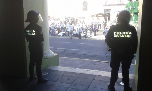 EL resguardo al Palacio de Gobierno se da al tiempo que trabajadores del Seguro Popular se manifiestan en la Plaza Lerdo. 