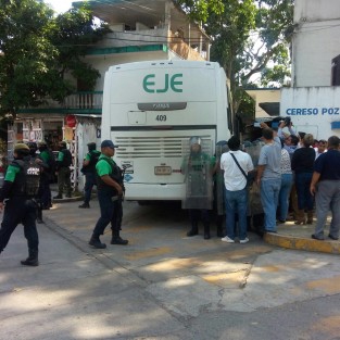 En Poza Rica, con un fuerte dispositivo de seguridad se lleva a cabo el traslado de 35 personas detenidas acusadas de secuestro,