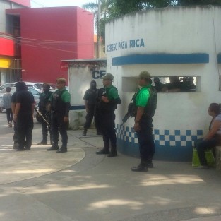 En Poza Rica, con un fuerte dispositivo de seguridad se lleva a cabo el traslado de 35 personas detenidas acusadas de secuestro. 