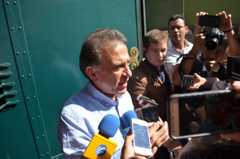 El gobernador Miguel Ángel Yunes Linares fue cuestionado sobre los despidos que se están dando en varias dependencias, sin embargo se rehusó a hablar del tema. Posiblemente esta posición fue tomada para dejar que los miembros de su gabinete lo aclaren a los medios, tal como él se los demandó al tomarles protesta. 