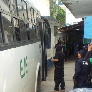 Este lunes fueron ingresados al CERESO de Poza Rica, 35 de los detenidos imputados en el delito de secuestro, luego de haber rendido sus declaración en la Fiscalía. 