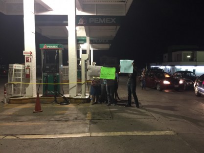 Habitantes de Paso del Macho salieron a las calle a manifestarse contra el gosolinazo.Realizaron plantones en gasolineras y marcharon hacia la carretera la cua bloquearon por espacio de media hora. Se espera que este miércoles se vuelvan a movilizar.