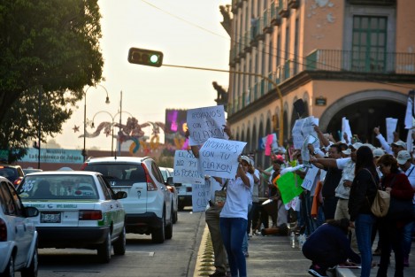 Trabajadores del Seguro Popular prolongaron su protesta de este martes hasta avanzada la tarde. Un grupo de jóvenes con tambores,ajenos a la protesta, se sumaron,y pusieron ritmo a la misma, mientras los manifestantes invitaban a los automovilistas a mostrarles su apoyo tocando el claxon. 