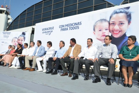 El alcalde Américo Zúñiga Martínez acompañó al gobernador Miguel Ángel Yunes Linares a la entrega de medicamentos para abastecer hospitales y centros de salud de los municipios del estado. 