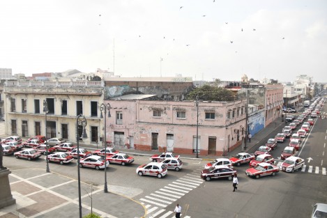 Taxistas de diversas agrupaciones se manifestaron en contra del alza al precio de la gasolina. En caravana, los llamados trabajadores del volante salieron de la calle Montesinos para recorrer toda la avenida Zaragoza.