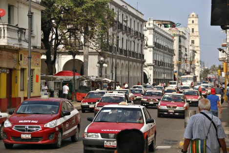 Taxistas de diversas agrupaciones se manifestaron en contra del alza al precio de la gasolina. En caravana, los llamados trabajadores del volante salieron de la calle Montesinos para recorrer toda la avenida Zaragoza. 