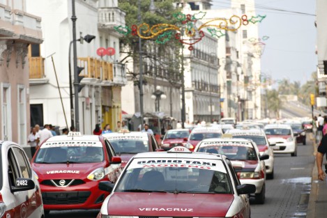 Taxistas de diversas agrupaciones se manifestaron en contra del alza al precio de la gasolina. En caravana, los llamados trabajadores del volante salieron de la calle Montesinos para recorrer toda la avenida Zaragoza. 