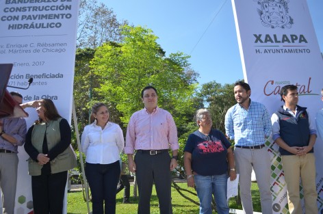 Al dar el banderazo de inicio a la reconstrucción con concreto hidráulico de la avenida Rébsamen, entre Circuito Presidentes y Gustavo Díaz Ordaz, el alcalde Américo Zúñiga Martínez señaló que, con obras como ésta, se mejora la competitividad de la capital veracruzana.