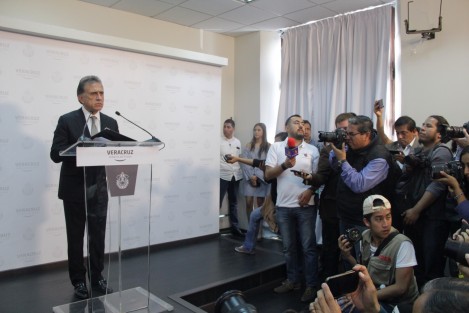 El gobernador Miguel Ángel Yunes Linares dijo en conferencia de prensa que se solidariza con quienes están inconformes con el incremento a los combustibles, pero llamó a no protestar con actos vandálicos. 