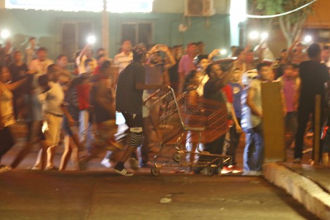 La sucursal de Chedraui El Coyol, en la ciudad de Veracruz, fue saqueada por una turba de personas que fue contenida por elementos de la Marina. Los efectivos tuvieron que realizar disparos al aire para dispersar a la multitud. 