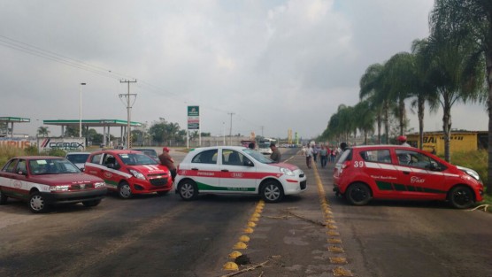 Luego de que taxistas tomaran gasolineras en Pao del Macho y bloquearan desde la noche anterior los accesos a las mismas, este miércoles también bloquearon por varias horas los accesos a la ciudad. Para más tarde dejar libre paso, acordando una comisión acudir a la CDMX a manifestarse.  