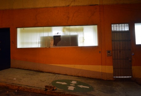 En Plaza Museo Xalapa un grupo de desconocidos lanzó una piedra a unas de las ventanas de los accesos para los empleados, lo que avivó el temo de los saqueos.  
