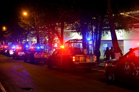 En Plaza Museo de Xalapa, ante el temor de que se suscitaran eventos de rapiña, elementos de la SSP, Fuerza Civil e IPAX resguardaron el centro comercial para evitar cualquier incidente. 