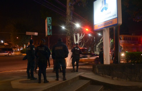 Sin embargo en Plaza Museo de Xalapa, ante el temor de que se suscitaran eventos de rapiña, elementos de la SSP, Fuerza Civil e IPAX resguardaron el centro comercial para evitar cualquier incidente. 
