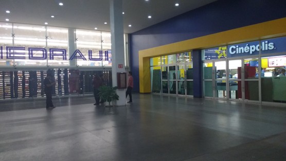 En Martínez de la Torre, Chedraui y Cinépolis fueron cerrados y cubiertos con tarimas y artículos grandes que colocaron como protección ante posibles amenazas de saqueos; Fuerza Civil, Secretaría de Seguridad Pública, Tránsito del Estado y Policía Municipal realizaron diversos recorridos durante la noche. 