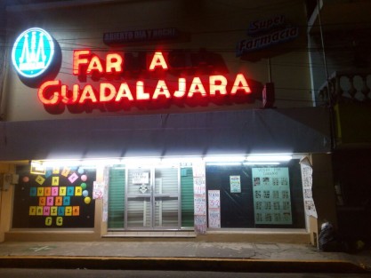 Con un cartel de <em>Cerrado hasta nuevo aviso</em> las Farmacias Guadalajara cerraron sus puertas en las dos sucursales de Martínez de la Torre.