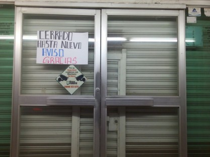 Con un cartel de <em>Cerrado hasta nuevo aviso</em> las Farmacias Guadalajara cerraron sus puertas en las dos sucursales de Martínez de la Torre.