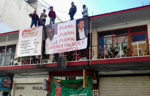 Las oficinas de la CROC ubicadas en la calle de Zaragoza, en Xalapa, encabezados por Francisco Morales Sarmiento, secretario general de la CROC en Veracruz, esto desconociendo a Tomás Tejeda Cruz. En la organización de filiación priista, ambos personajes se disputan la dirigencia estatal.  
