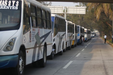 En la ciudad de Veracruz, choferes del servicio de transporte público, realizaron un paro de labores. Las unidades fueron estacionadas en diversos puntos de la ciudad.