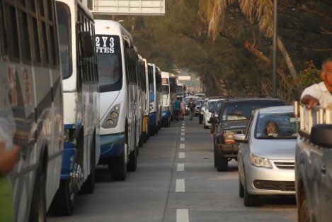En la ciudad de Veracruz, choferes del servicio de transporte público, realizaron un paro de labores. Las unidades fueron estacionadas en diversos puntos de la ciudad. 