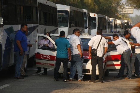 Como parte de su paro, los operadores implementaron improvisados puntos de revisión de taxis y si detectaban pasajeros los bajaban.