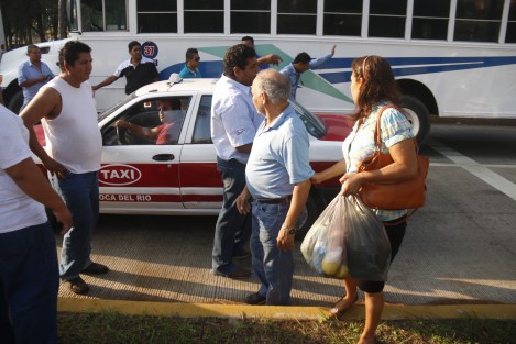 Como parte de su paro, los operadores implementaron improvisados puntos de revisión de taxis y si detectaban pasajeros los bajaban. 