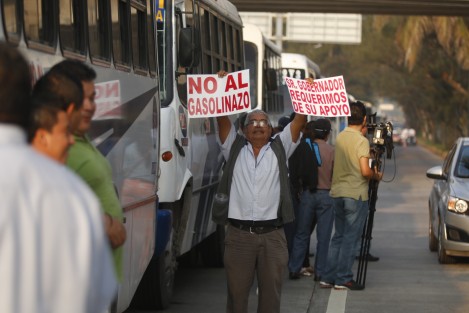 En la ciudad de Veracruz, choferes del servicio de transporte público, realizaron un paro de labores. Las unidades fueron estacionadas en diversos puntos de la ciudad. Como parte de su paro, los operadores implementaron improvisados puntos de revisión de taxis y si detectaban pasajeros los bajaban.