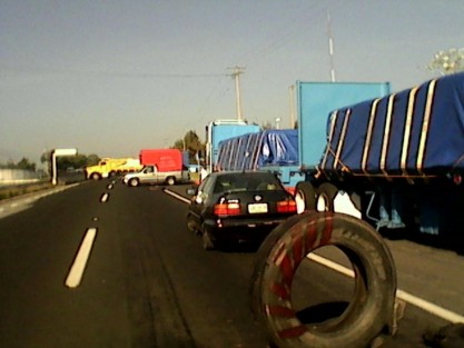 Bloqueo parcial en la carretera federal, en la gasolinera Corral Falso carril Veracruz - Xalapa. Un carril libre. 