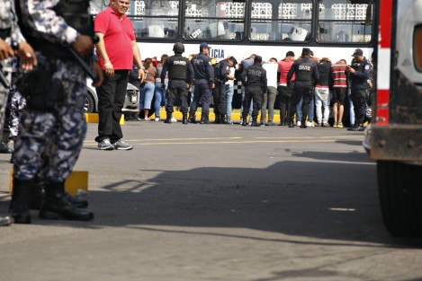 Familiares de personas detenidas durante el saqueo a supermercados y mueblerías en la ciudad de Veracruz, se manifestaron afuera del penalito de Playa Linda para exigir la liberación de los arrestados. 