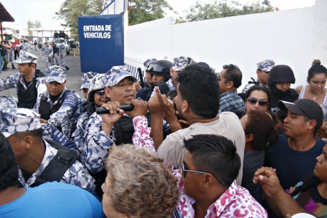 Familiares de personas detenidas durante el saqueo a supermercados y mueblerías en la ciudad de Veracruz, se manifestaron afuera del penalito de Playa Linda para exigir la liberación de los arrestados.  