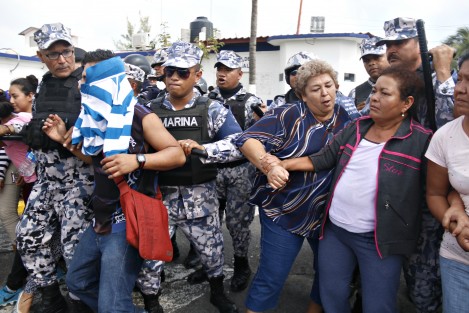 Familiares de personas detenidas durante el saqueo a supermercados y mueblerías en la ciudad de Veracruz, se manifestaron afuera del penalito de Playa Linda para exigir la liberación de los arrestados. Durante el reclamo se suscitó un conato de bronca. 