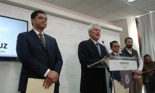 El secretario de Gobierno, Rogelio Franco; el titular de la SSP, Jaime Téllez Marié; y el el fiscal Jorge Winckler, en confreencia de prensa anunciaron recompensa de medio millón a quienes denuncien a los organizadores de los saqueos en la ciudad de Veracruz. 