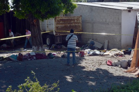 Al menos siete personas murieron en un trágico accidente en la comunidad e la Bella Esperanza municipio de Coatepec  luego de que un torton cargado con aproximadamente 50 personas que se dedican al corTe al corte de café, volcara por  fallarle los frenos.