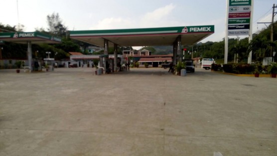 Siete vándalos llegaron hasta una gasolinera en Gutiérrez Zamora la tarde de este jueves exigiendo se les regalara gasolina; para ello rompieron la puerta del OXXO; como no accedieron a sus reclamos, les cerraron las bombas. 