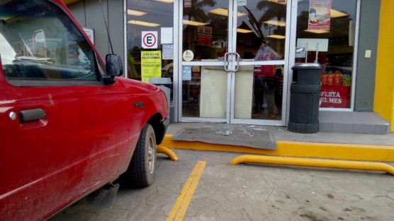 Siete vándalos llegaron hasta una gasolinera en Gutiérrez Zamora la tarde de este jueves exigiendo se les regalara gasolina; para ello rompieron la puerta del OXXO; como no accedieron a sus reclamos, les cerraron las bombas. 