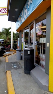 Siete vándalos llegaron hasta una gasolinera en Gutiérrez Zamora la tarde de este jueves exigiendo se les regalara gasolina; para ello rompieron la puerta del OXXO; como no accedieron a sus reclamos, les cerraron las bombas. 