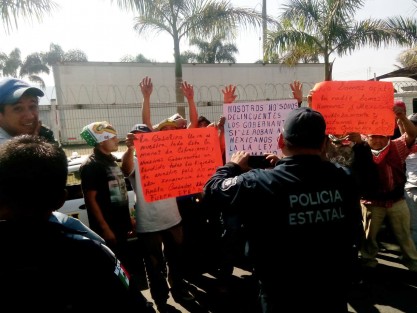 Un grupo de personas que llegó a la bloquear momentáneamente la carretera Federal Córdoba-Yanga y a manifestarse, con los rostros cubiertos y ajenos a los a taxistas que circulan a lenta velocidad, fueron abordados por la Fuerza Civil y desbloquearon.  
