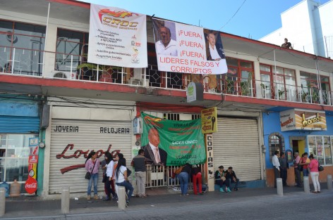 La mañana de este jueves las oficinas de la CROC ubicadas en la calle de Zaragoza, en Xalapa, fueron tomadas por agremiados encabezados por Francisco Morales Sarmiento, secretario general de la CROC en Veracruz, esto desconociendo a Tomás Tejeda Cruz, quien también se asume como dirigente. 