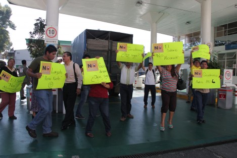 Entre las múltiples manifestaciones que se realizaron este jueves en contra del gasolinazo, perredistas realizaron una en la gasolinera de Ávila Camacho a la altura de Los Tecajetes, encabezados por el dirigente de MIVER, Manuel Bernal. 