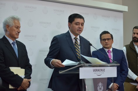 El secretario de Gobierno, Rogelio Franco; el titular de la SSP, Jaime Téllez Marié; y el el fiscal Jorge Winckler, en confreencia de prensa anunciaron recompensa de medio millón a quienes denuncien a los organizadores de los saqueos en la ciudad de Veracruz. 