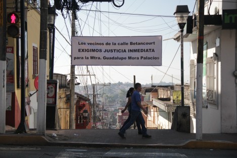 Cambió el gobierno, cambió el fiscal, pero algunas cosas aún no cambian. Vecinos de la calle Betancourt colocaron una manta para exigir justicia por el asesinato de la maestra Guadalupe Mora Palacios ocurrido en noviembre del año pasado. 