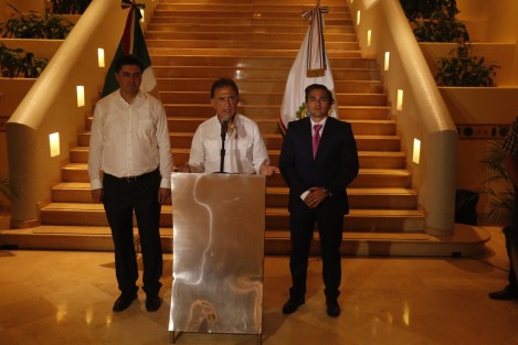 El gobernador de Veracruz, Miguel Ángel Yunes Linares, ofreció una rueda de prensa para informar que sostuvo un encuentro improvisado con personas que 