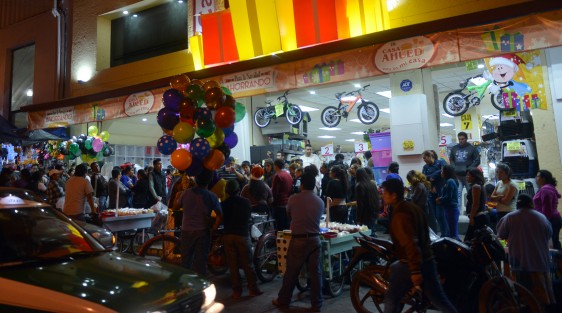 En la mayoría de  lugares del centro de la ciudad de Xalapa las compras de los Reyes Magos se desarrollaron con normalidad. 