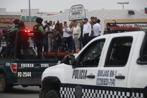 El gobernador de Veracruz, Miguel Ángel Yunes Linares, encabezó el inicio de un operativo conjunto entre fuerzas federales y estatales para contrarrestar los actos delictivos suscitados en los últimos dîas. 