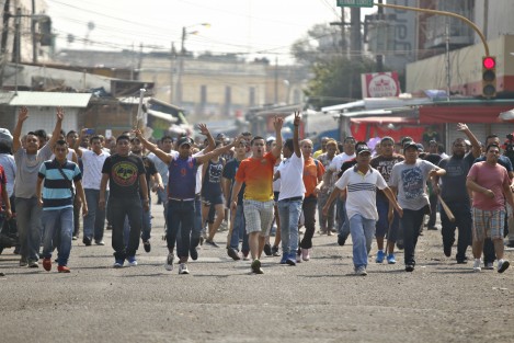 En la ciudad de Veracruz, locatarios del mercado Unidad Veracruzana  y de la Plaza de la Tecnología, se armaron de palos y tubos para defender sus comercios ante el rumor de un posible intento de saqueo. 